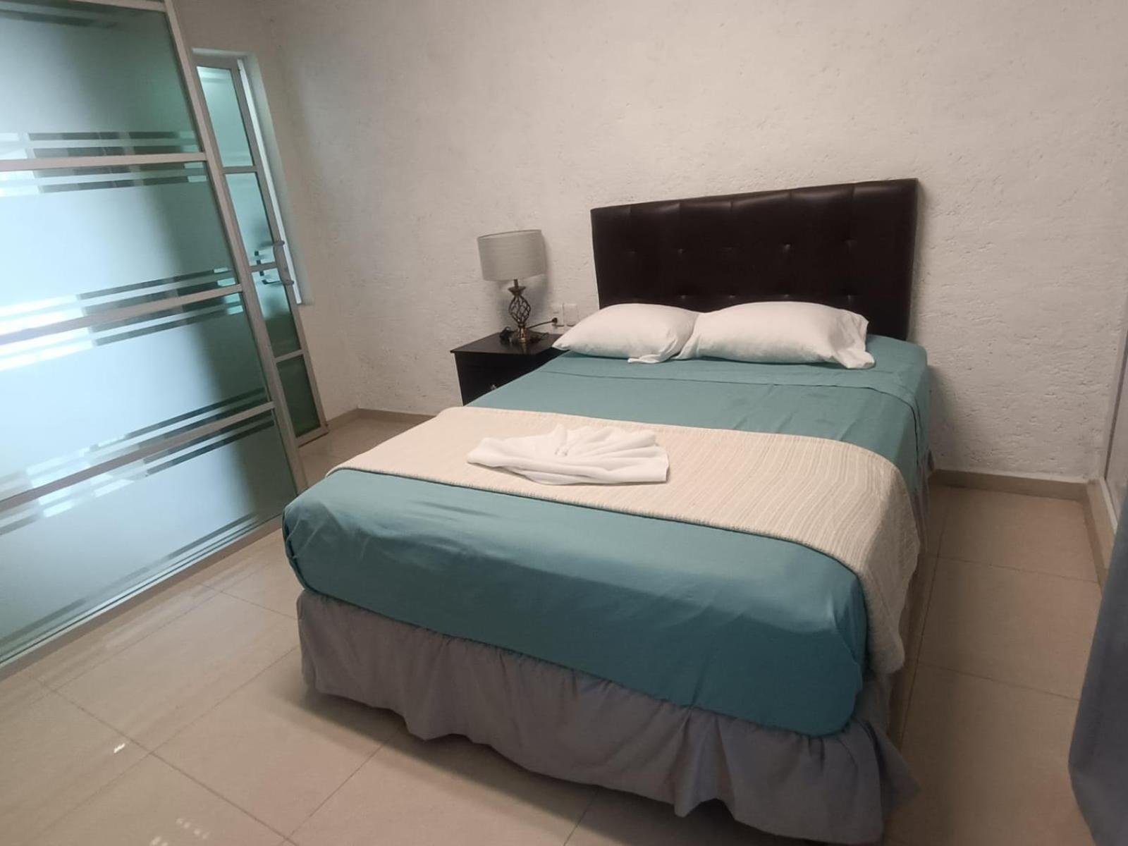 Dos Mundos, Isla Hotel