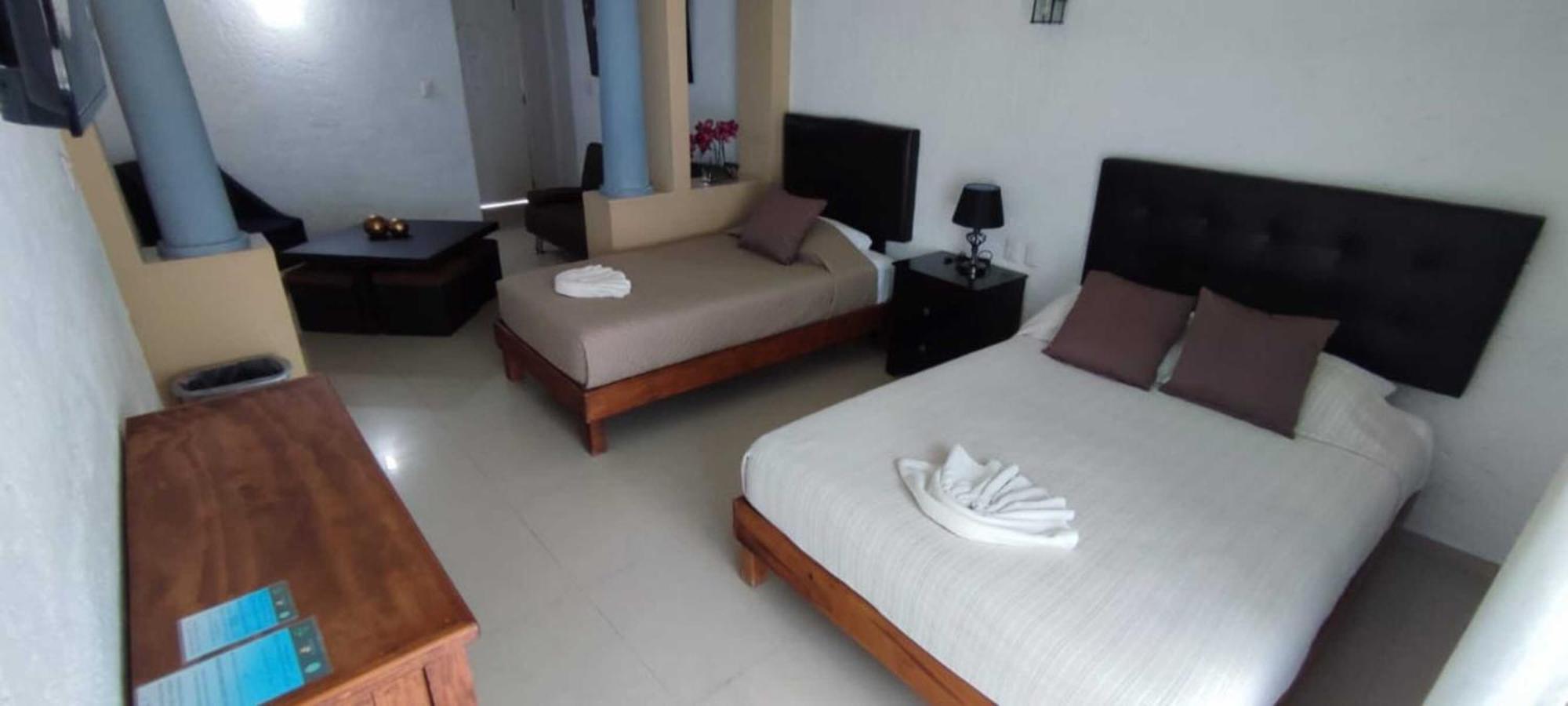 Hotel Dos Mundos, Isla