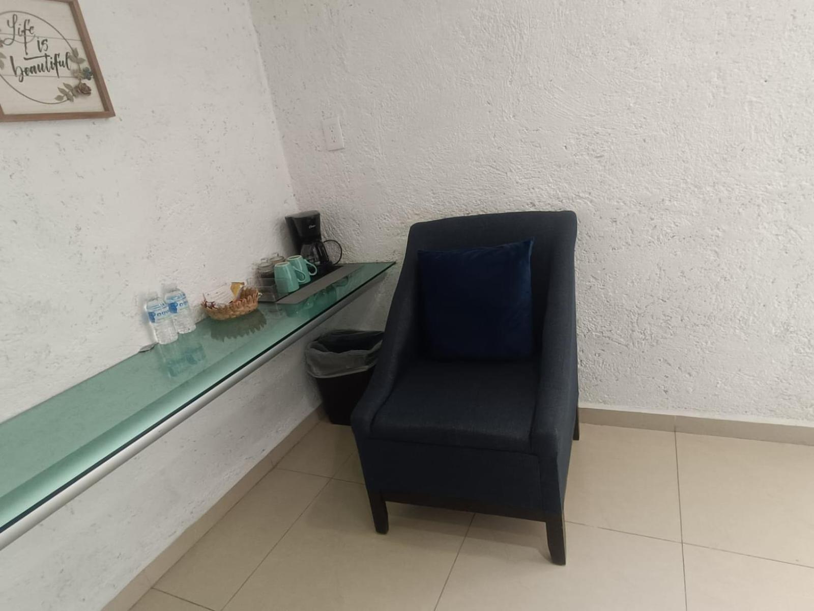 Dos Mundos, Isla Hotel